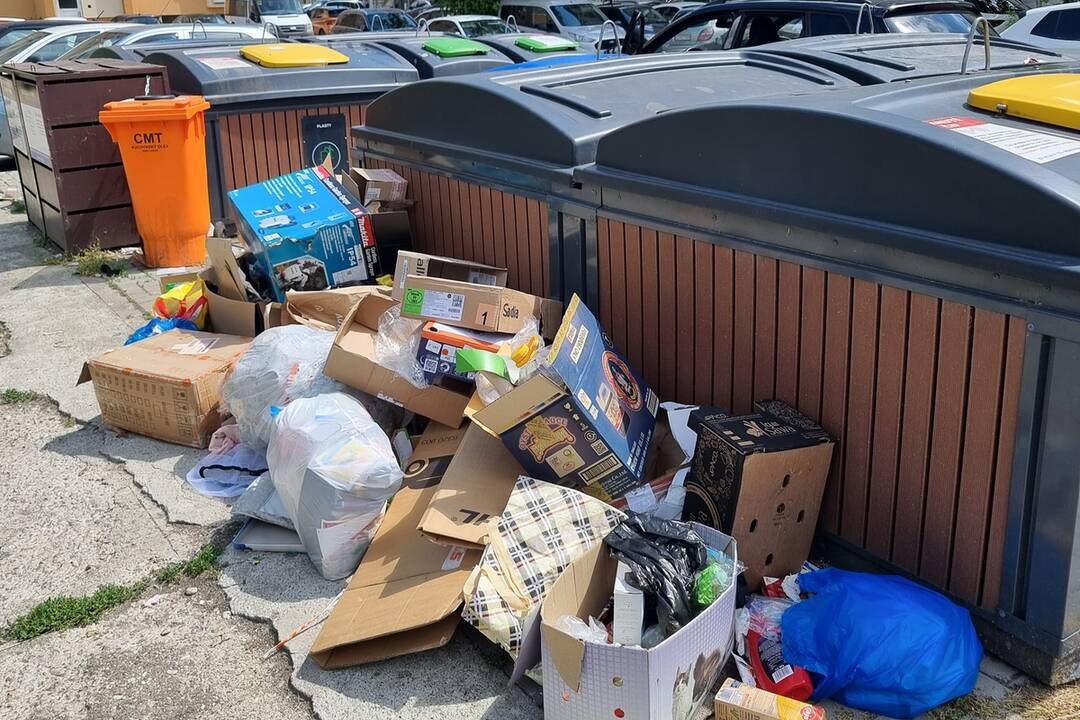 FOTO: Odpadová turistika v Senci. Takto vyzerajú smetné koše na Hurbanovej, foto 1