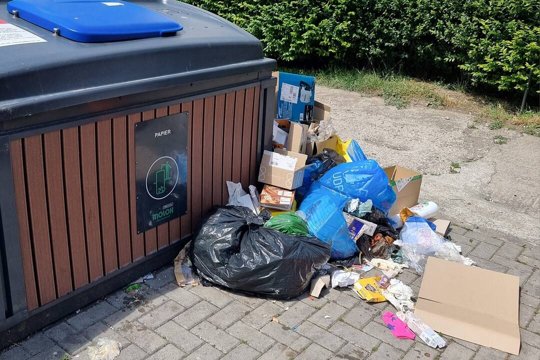 FOTO: Odpadová turistika v Senci. Takto vyzerajú smetné koše na Hurbanovej, foto 2