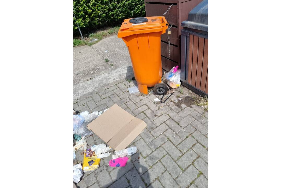 FOTO: Odpadová turistika v Senci. Takto vyzerajú smetné koše na Hurbanovej, foto 3