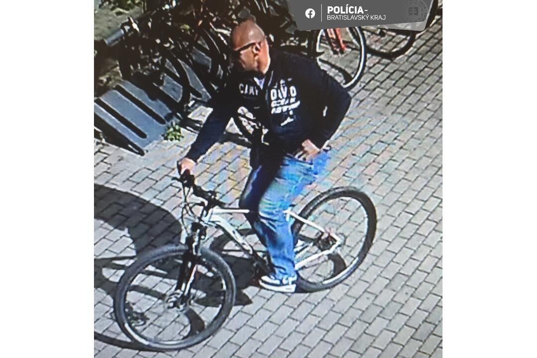 FOTO: Pomôže polícii odhaliť totožnosť muža, ktorý bol svedkom krádeže v Pezinku, foto 1
