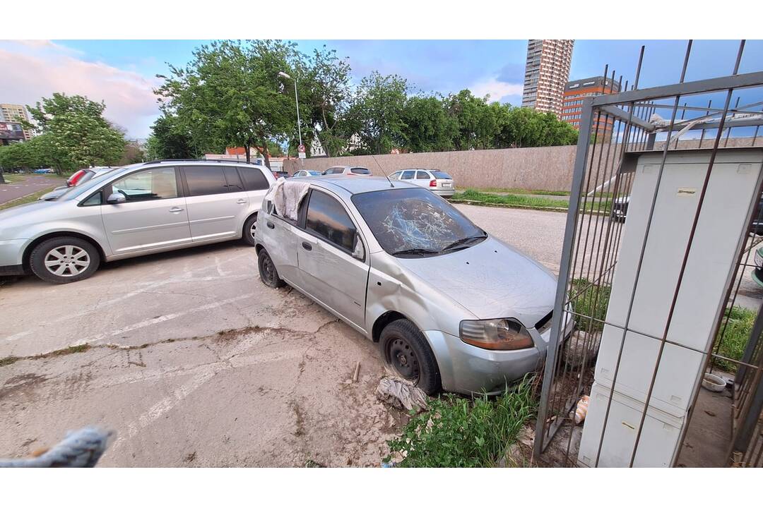 FOTO: Vrak v bratislavskom Ružinove na Košickej ulici stojí už niekoľko mesiacov, foto 1