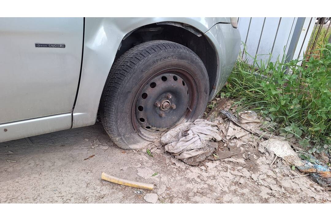 FOTO: Vrak v bratislavskom Ružinove na Košickej ulici stojí už niekoľko mesiacov, foto 3