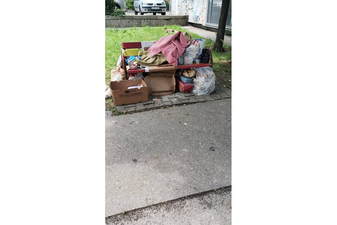 FOTO: Ľudia bez domova v Novom Meste trápia obyvateľov. Ničia okolie mesta, foto 1