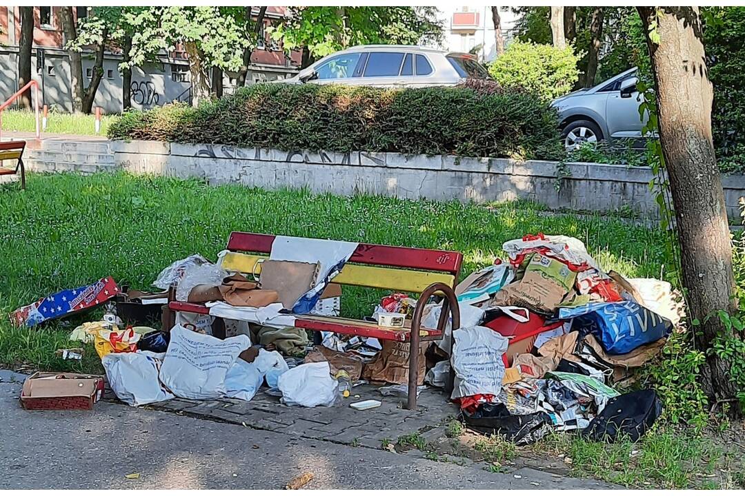 FOTO: Ľudia bez domova v Novom Meste trápia obyvateľov. Ničia okolie mesta, foto 3