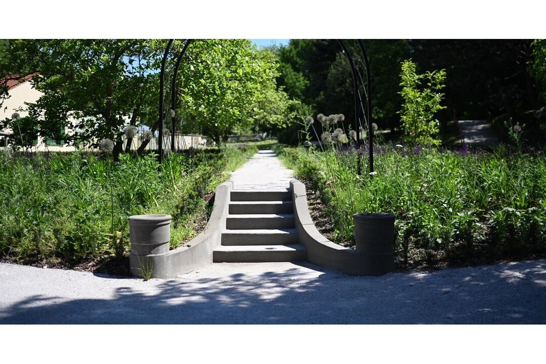 FOTO: Pozrite si ako vyzerá obnovená historická záhrada kaštieľa v Modre, foto 2