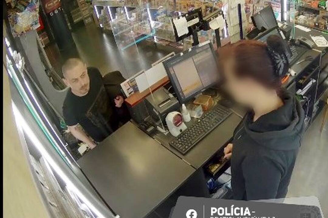 FOTO: Polícia pátra po osobách, ktoré by mohli objasniť krádež kreditnej karty, foto 1