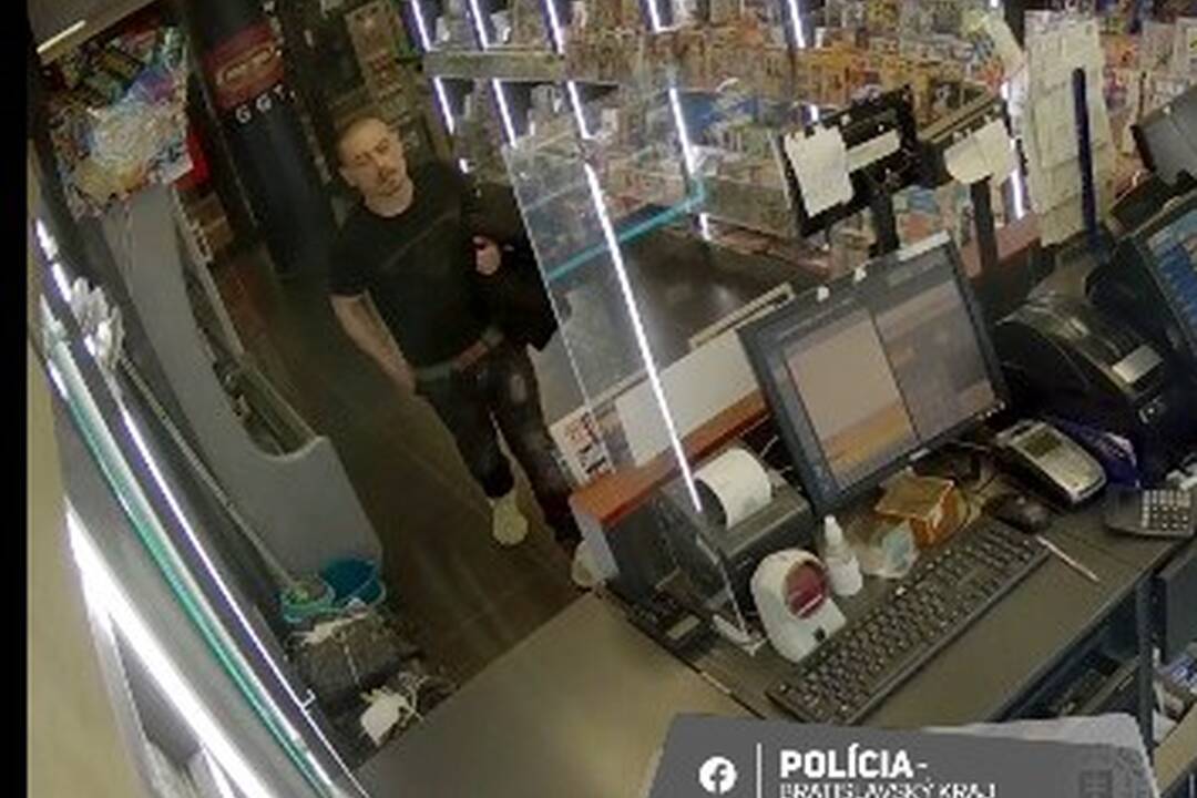 FOTO: Polícia pátra po osobách, ktoré by mohli objasniť krádež kreditnej karty, foto 2