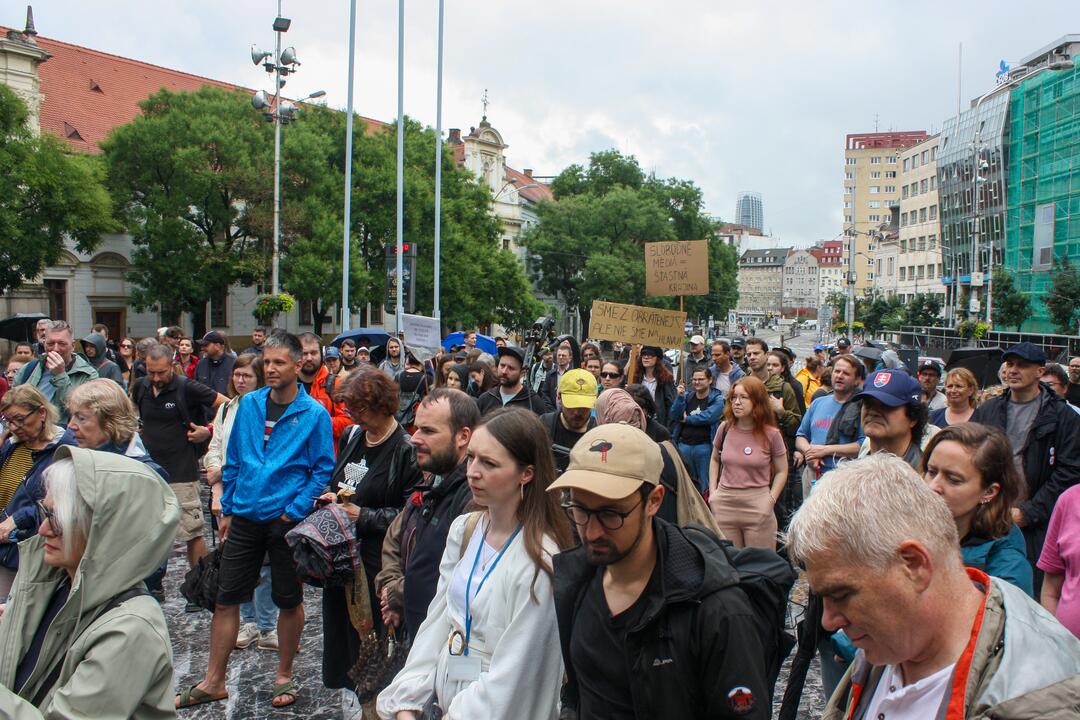 FOTO: Zamestnanci RTVS štrajkovali pred ministerstvom kultúry, foto 1