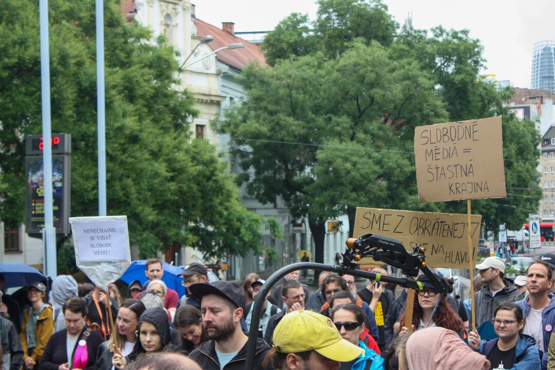 FOTO: Zamestnanci RTVS štrajkovali pred ministerstvom kultúry, foto 2