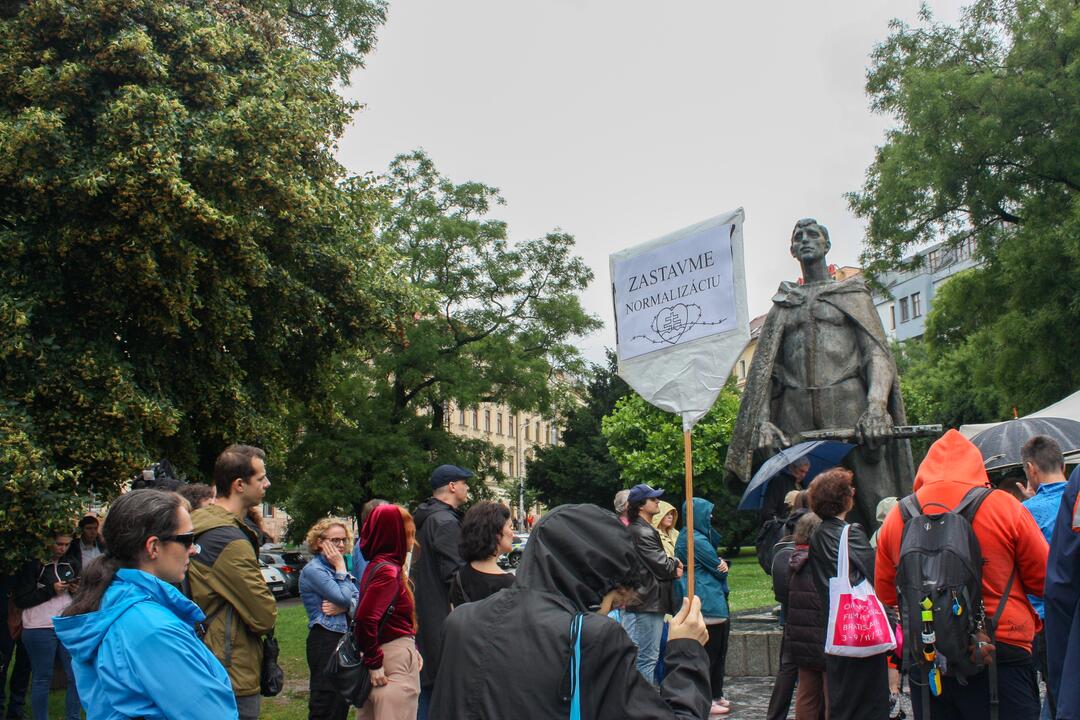 FOTO: Zamestnanci RTVS štrajkovali pred ministerstvom kultúry, foto 4
