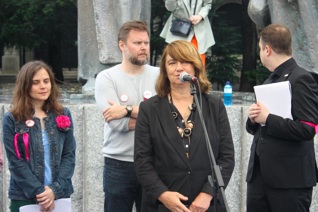 FOTO: Zamestnanci RTVS štrajkovali pred ministerstvom kultúry, foto 7