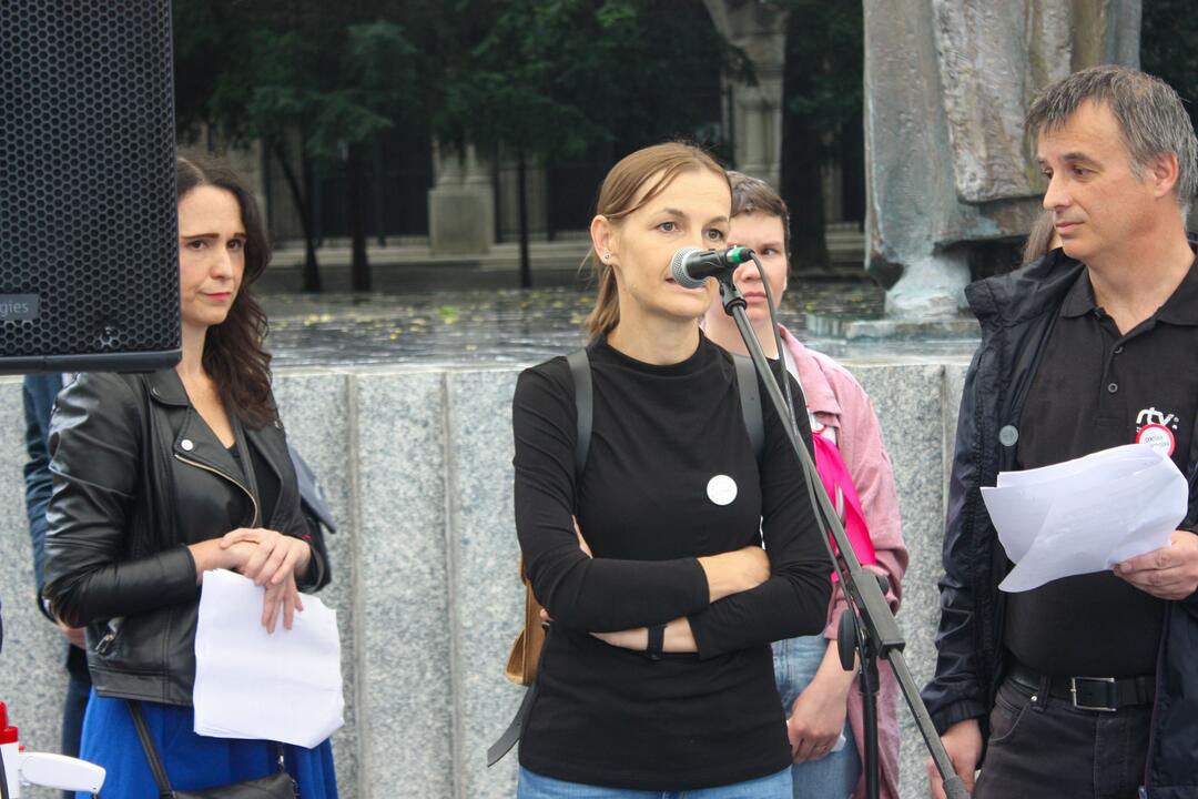 FOTO: Zamestnanci RTVS štrajkovali pred ministerstvom kultúry, foto 13