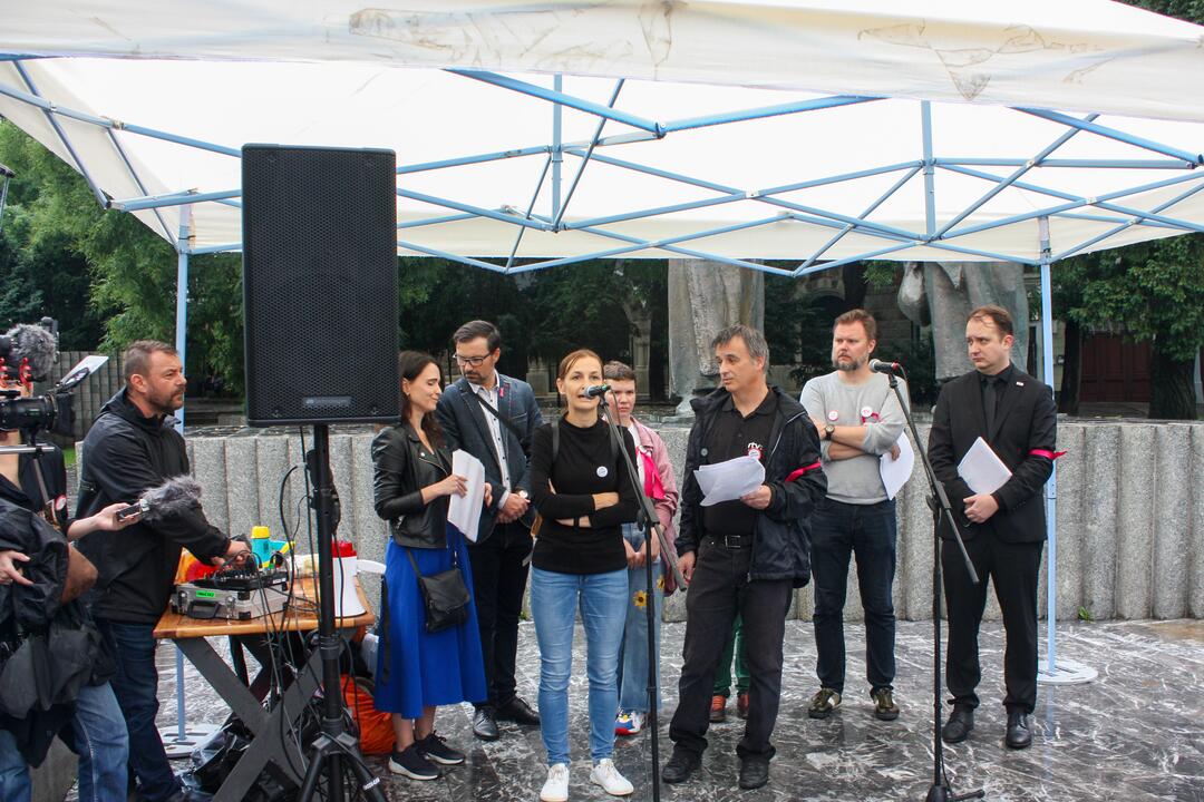 FOTO: Zamestnanci RTVS štrajkovali pred ministerstvom kultúry, foto 16