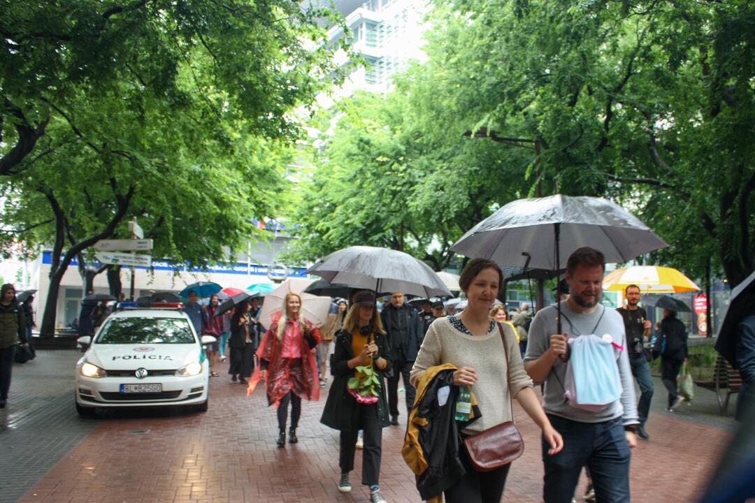 FOTO: Zamestnanci RTVS štrajkovali pred ministerstvom kultúry, foto 25