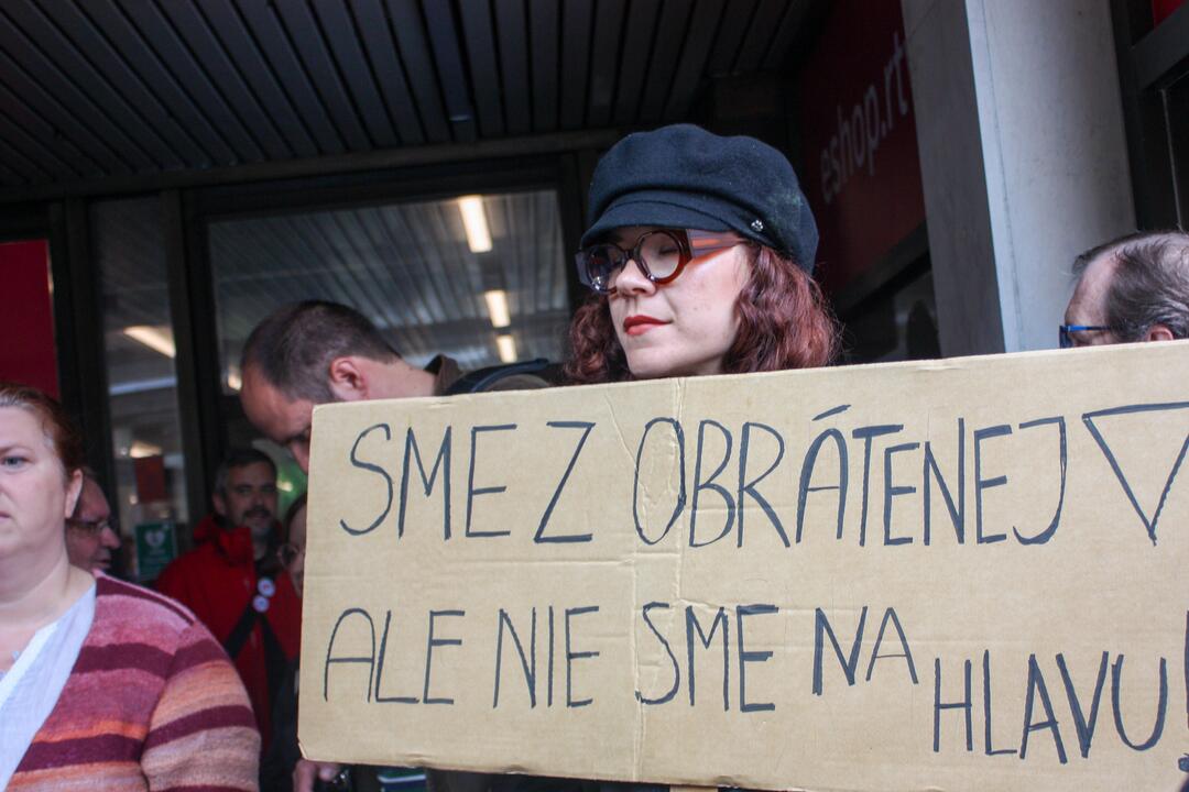 FOTO: Zamestnanci RTVS štrajkovali pred ministerstvom kultúry, foto 40