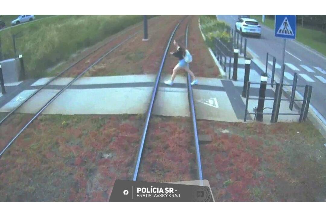 FOTO: Tínedžerka skočila do cesty električke, jeden z cestujúcich sa zranil, foto 1