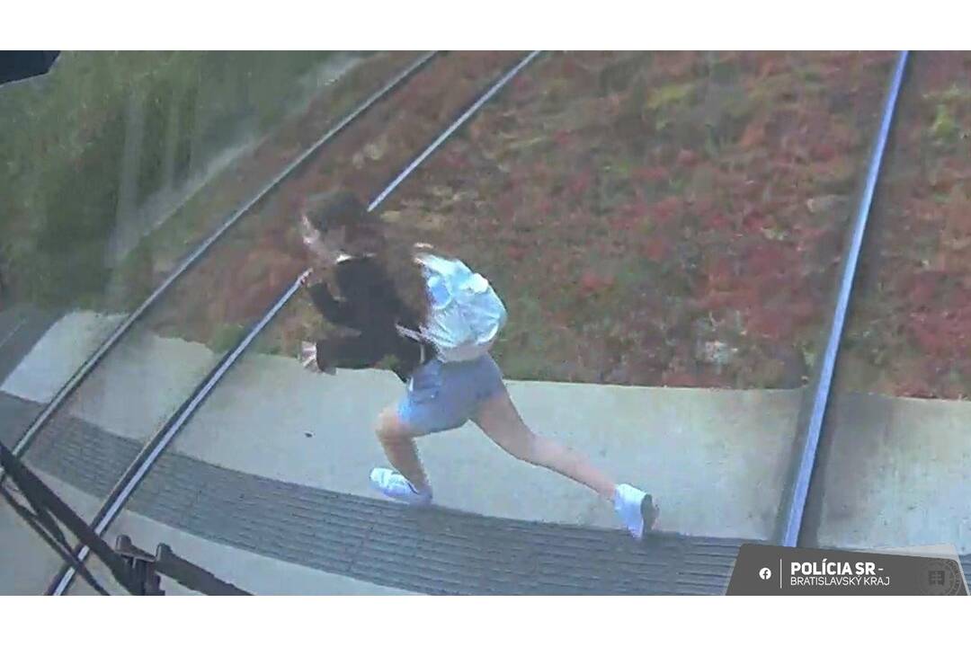 FOTO: Tínedžerka skočila do cesty električke, jeden z cestujúcich sa zranil, foto 3