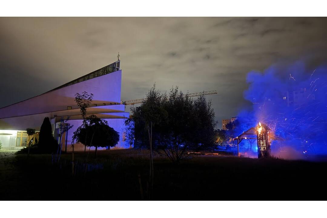 FOTO: Altánok farnosti v Petržalke zhorel do tla, foto 2