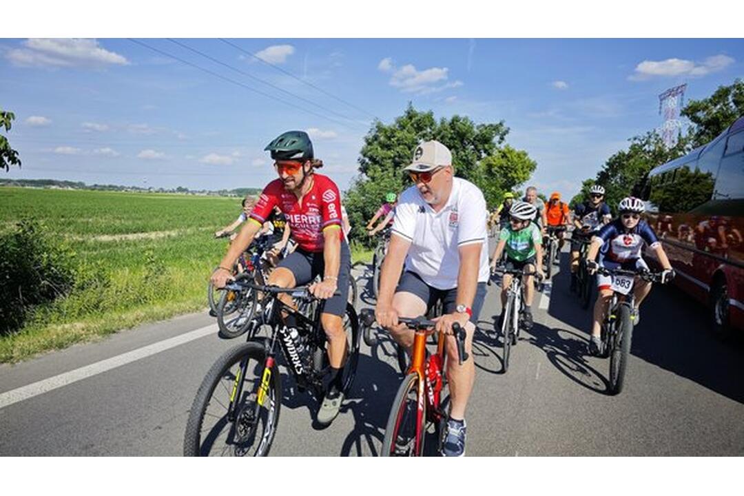 FOTO: V Malinove sa konal rodinný deň s Petrom Saganom. Obyvatelia si s ním mohli zabicyklovať, foto 1