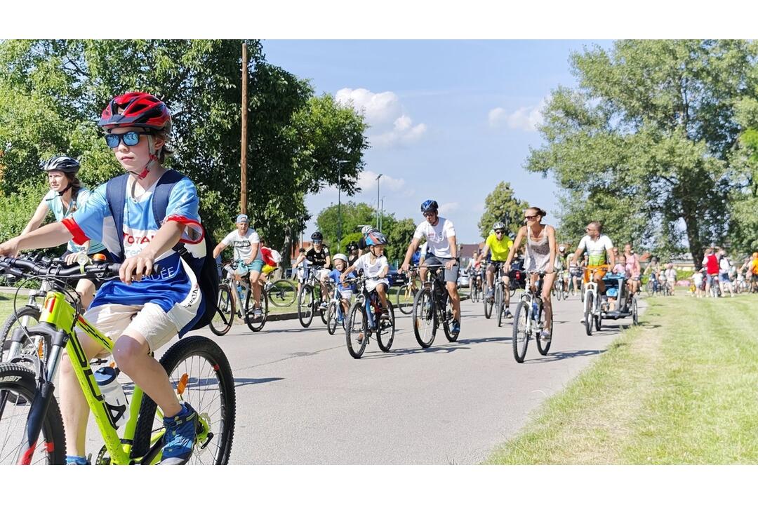 FOTO: V Malinove sa konal rodinný deň s Petrom Saganom. Obyvatelia si s ním mohli zabicyklovať, foto 3