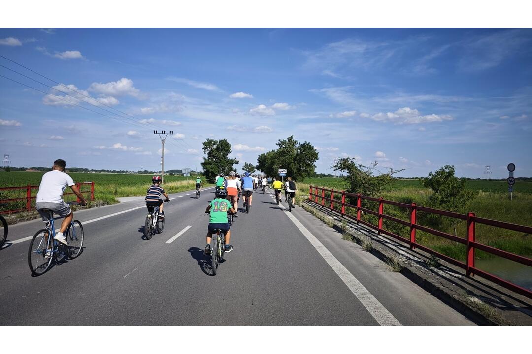 FOTO: V Malinove sa konal rodinný deň s Petrom Saganom. Obyvatelia si s ním mohli zabicyklovať, foto 5