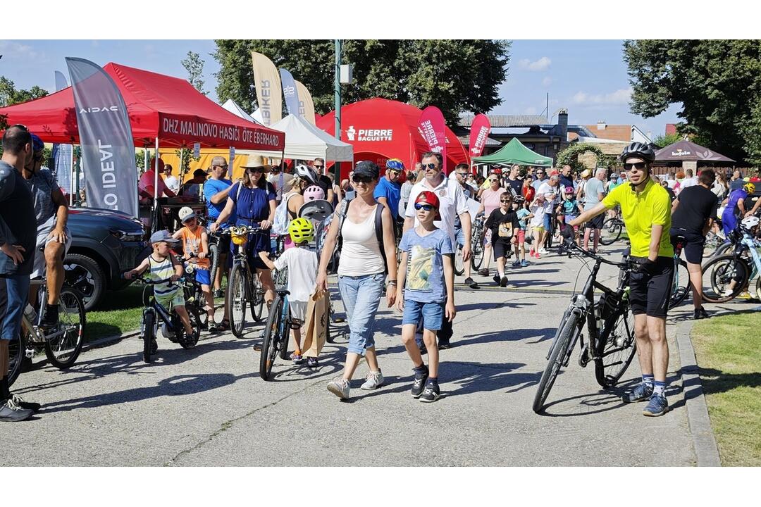 FOTO: V Malinove sa konal rodinný deň s Petrom Saganom. Obyvatelia si s ním mohli zabicyklovať, foto 6