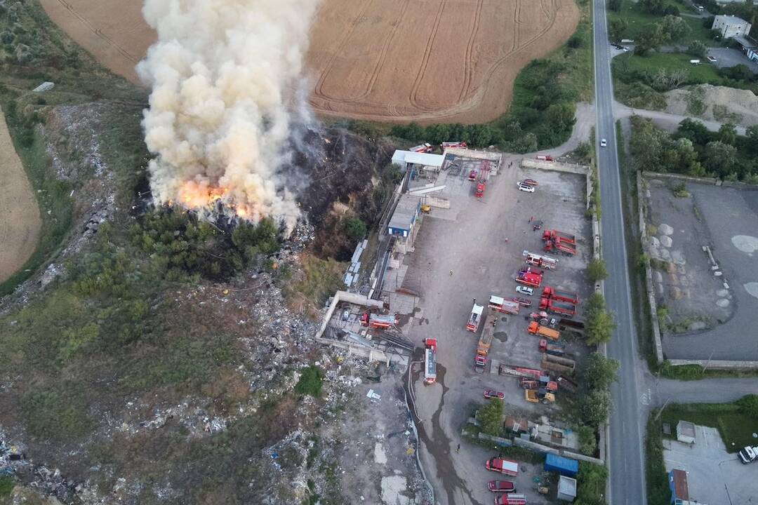 FOTO: Spálenisko skládky v Podunajských Biskupiciach stále monitorujú, foto 1