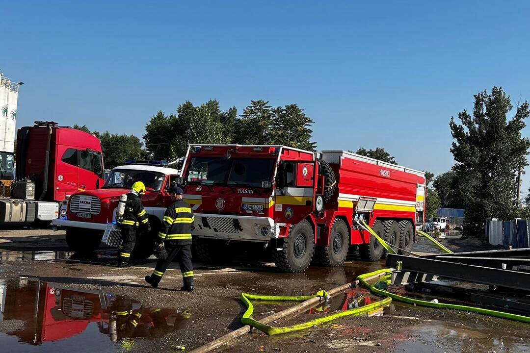 FOTO: Spálenisko skládky v Podunajských Biskupiciach stále monitorujú, foto 2