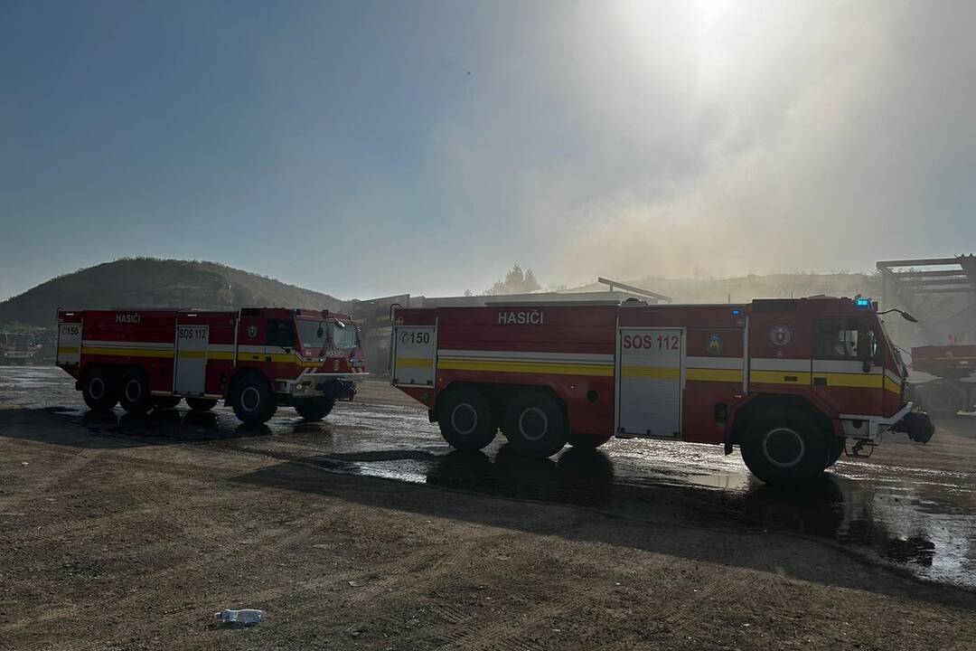 FOTO: Spálenisko skládky v Podunajských Biskupiciach stále monitorujú, foto 3