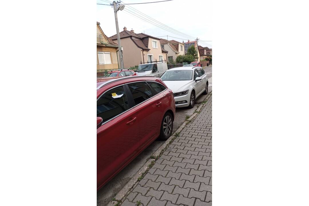 FOTO: V Pezinku dostala bločky za parkovanie celá Štúrova ulica, foto 1