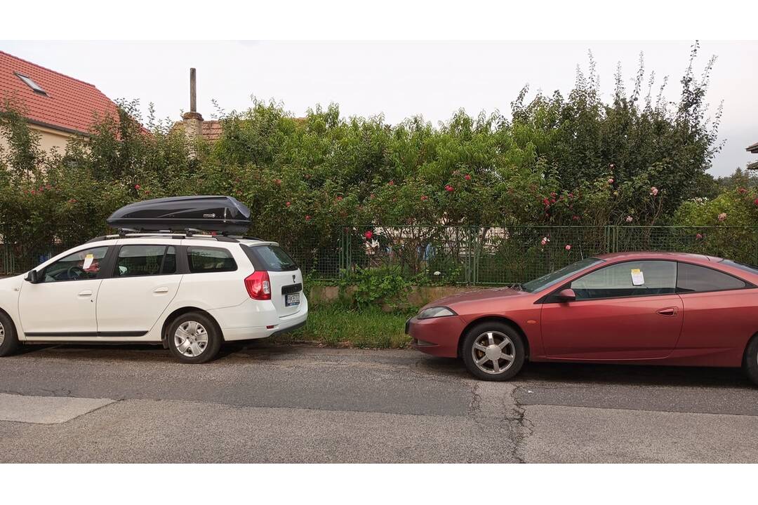 FOTO: V Pezinku dostala bločky za parkovanie celá Štúrova ulica, foto 2