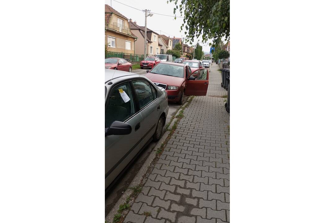FOTO: V Pezinku dostala bločky za parkovanie celá Štúrova ulica, foto 3