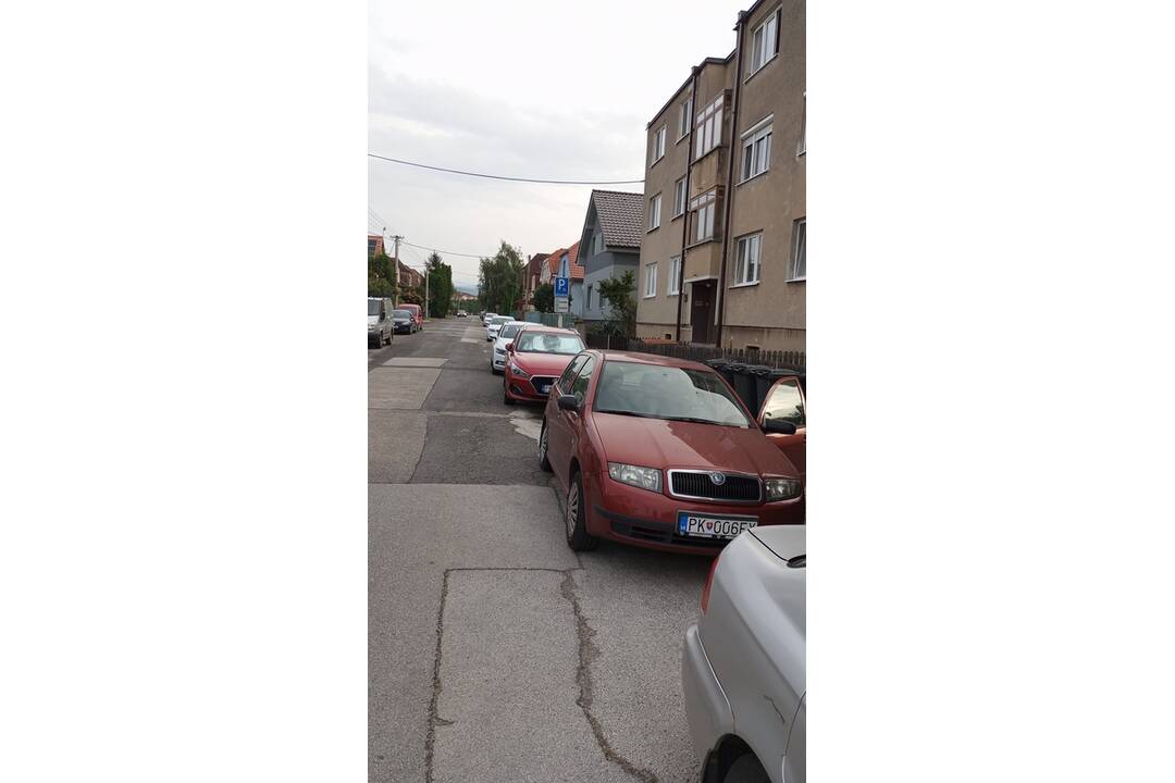 FOTO: V Pezinku dostala bločky za parkovanie celá Štúrova ulica, foto 4