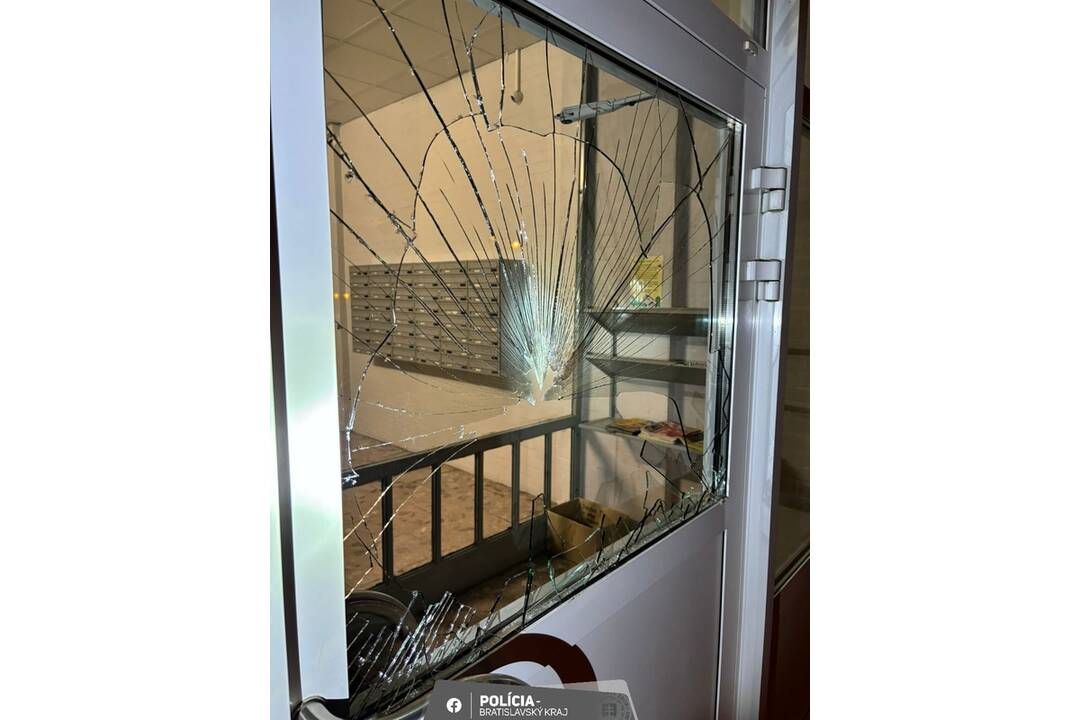 FOTO: Na Fedinovej ulici rozbil nadrogovaný muž dvere kanálovým poklopom, foto 1