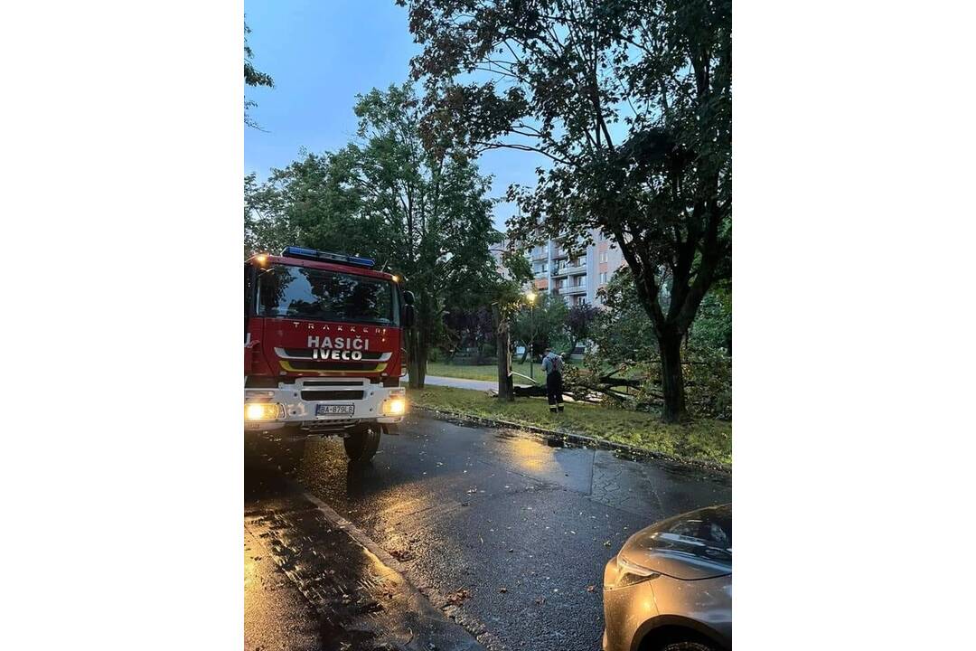 FOTO: V Ružinove úradovali búrky, odlomili množstvo konárov, foto 1