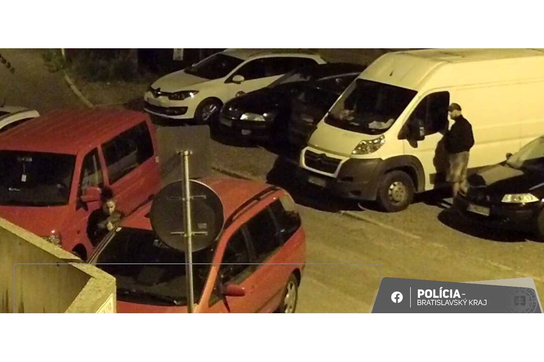 FOTO: Auto v Novom Meste vykradli zlodeji. Nevideli ste ich?, foto 1