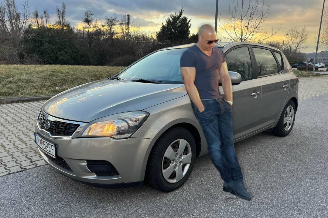 FOTO: Bratislavčan predáva Kiu svojsky. Auto údajne predbehlo Paula Walkera, foto 2