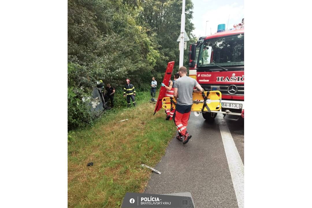 FOTO: Nehoda na Patrónke. Havarovalo auto mestskej polície, foto 3