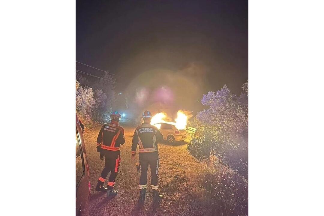 FOTO: Požiar v Chorvátskom meste Tučepi, zasahujú stovky hasičov, foto 1