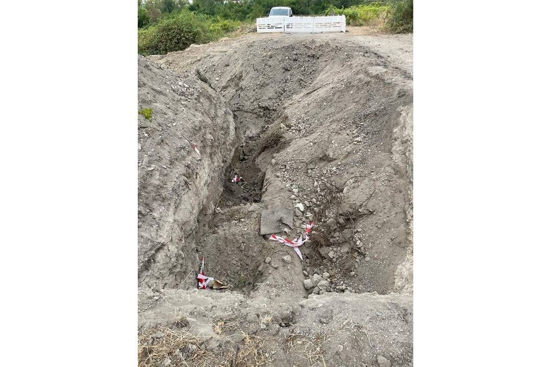 FOTO: Obyvatelia Rače tvrdia, že BVS zničila pri výkopových prácach strom, foto 2