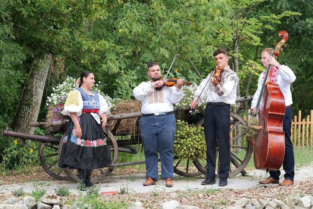 FOTO: V bratislavskej ZOO otvorili nový Gazdovský dvor. Deti si môžu prísť pohladkať kontaktné kozičky , foto 4