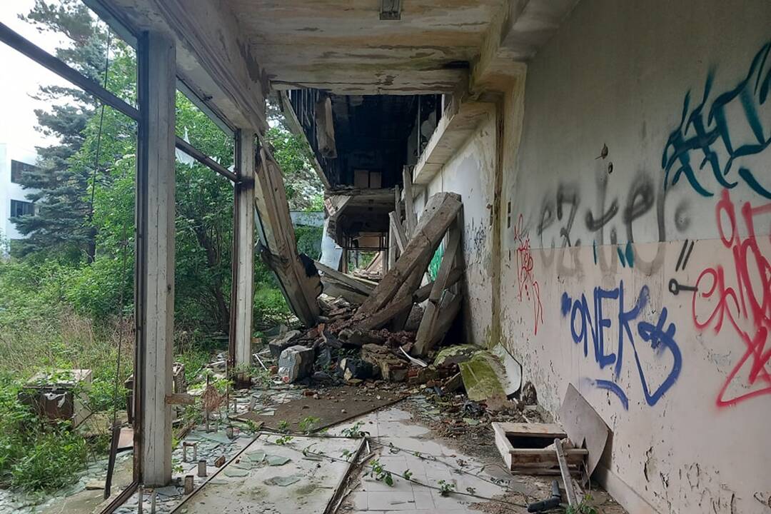 FOTO: Štátna budova Na pántoch roky chátra. Kedysi v nej bolo železničné učilište, foto 1