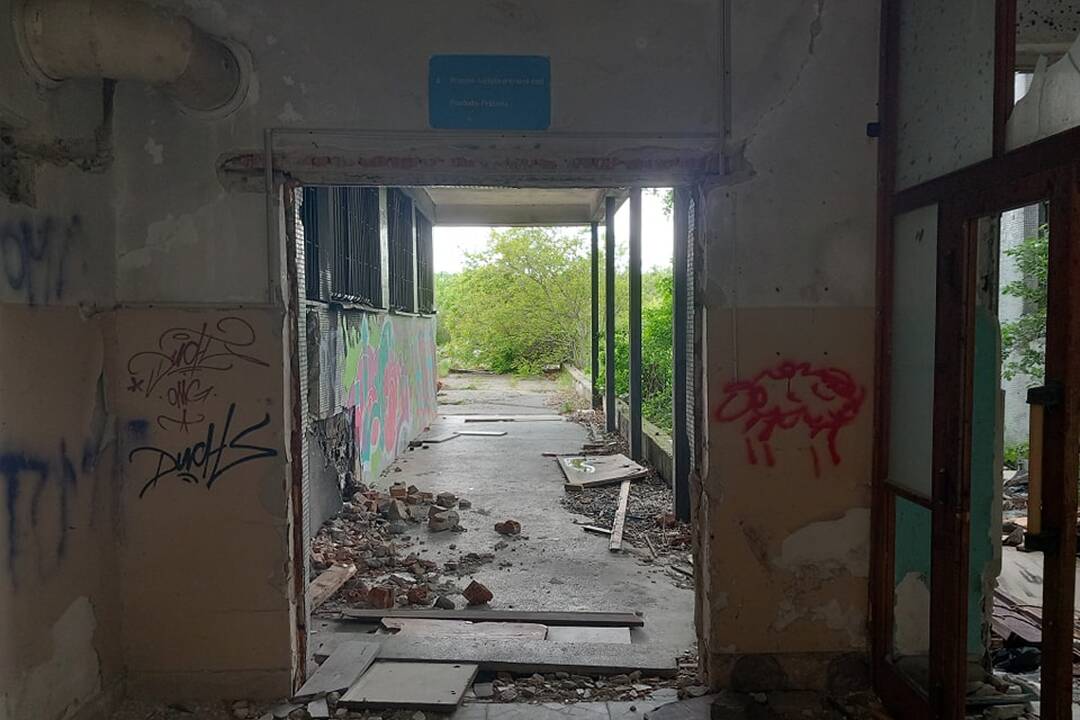 FOTO: Štátna budova Na pántoch roky chátra. Kedysi v nej bolo železničné učilište, foto 2