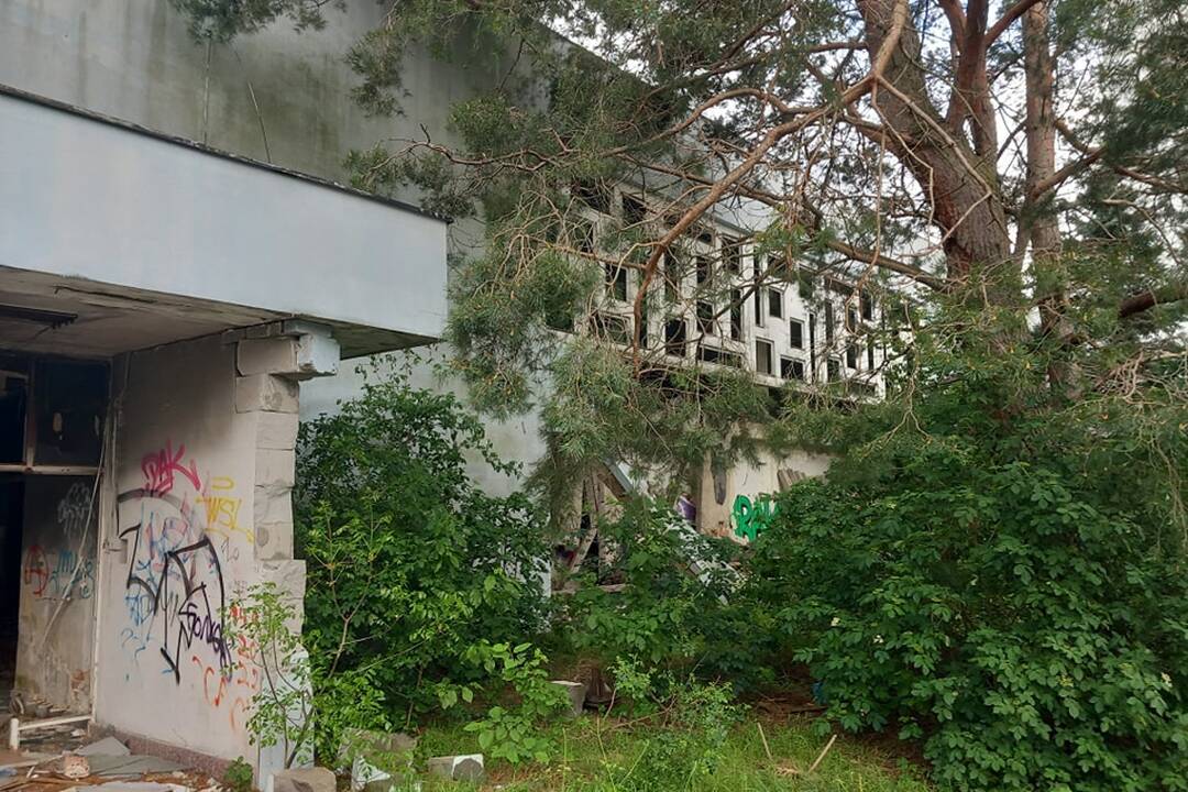 FOTO: Štátna budova Na pántoch roky chátra. Kedysi v nej bolo železničné učilište, foto 3