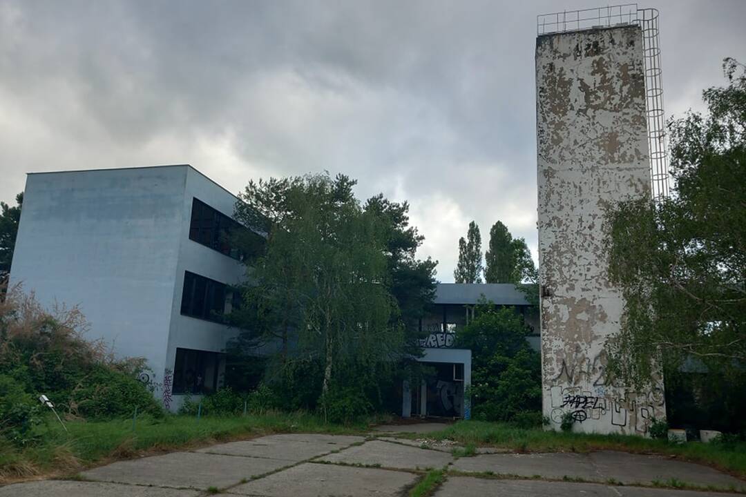 FOTO: Štátna budova Na pántoch roky chátra. Kedysi v nej bolo železničné učilište, foto 5
