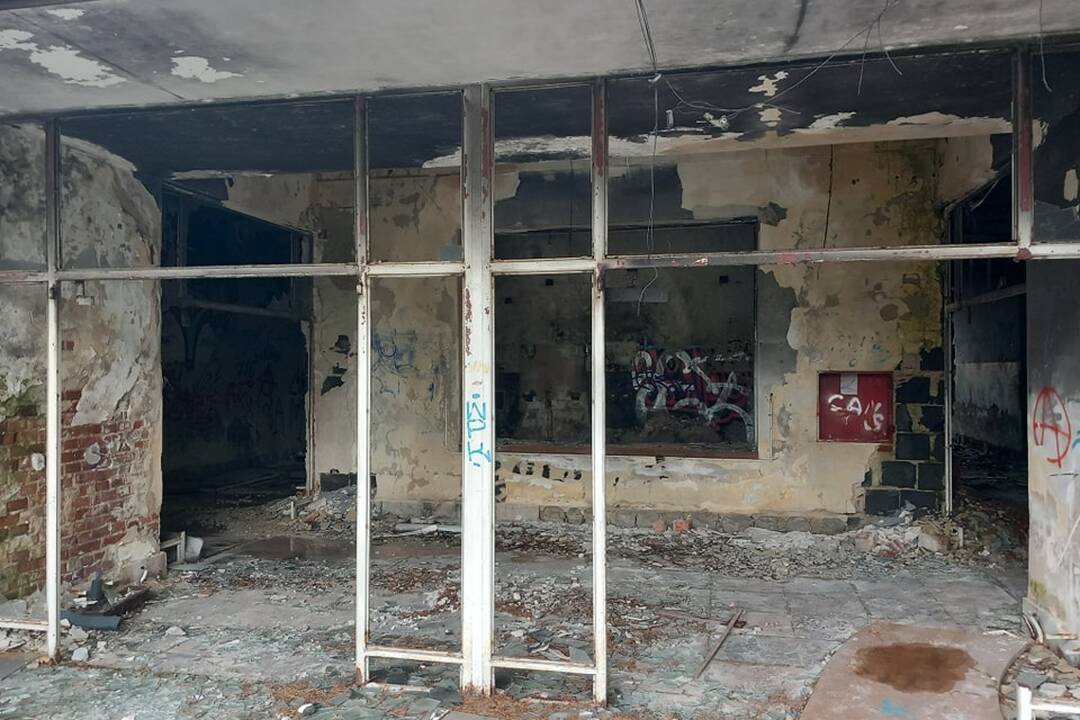 FOTO: Štátna budova Na pántoch roky chátra. Kedysi v nej bolo železničné učilište, foto 7