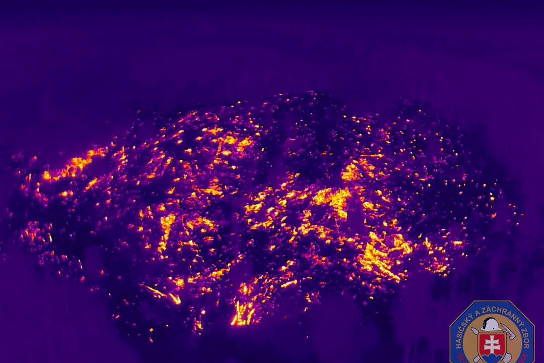 FOTO: Pri Borinke horel les, na mieste zasahoval vrtuľník, foto 4