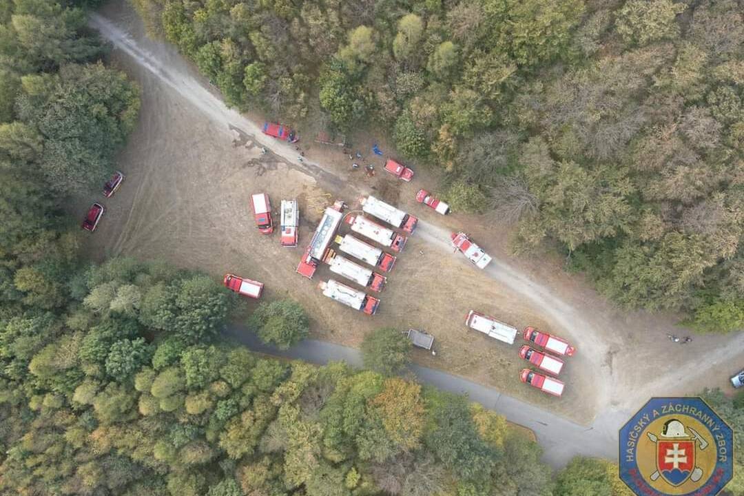 FOTO: Z lesa nad Račou sa šíril dym, vypukol tam rozsiahly požiar a na mieste sú hasiči, foto 2