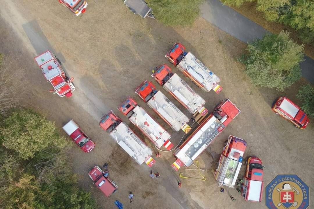 FOTO: Z lesa nad Račou sa šíril dym, vypukol tam rozsiahly požiar a na mieste sú hasiči, foto 6