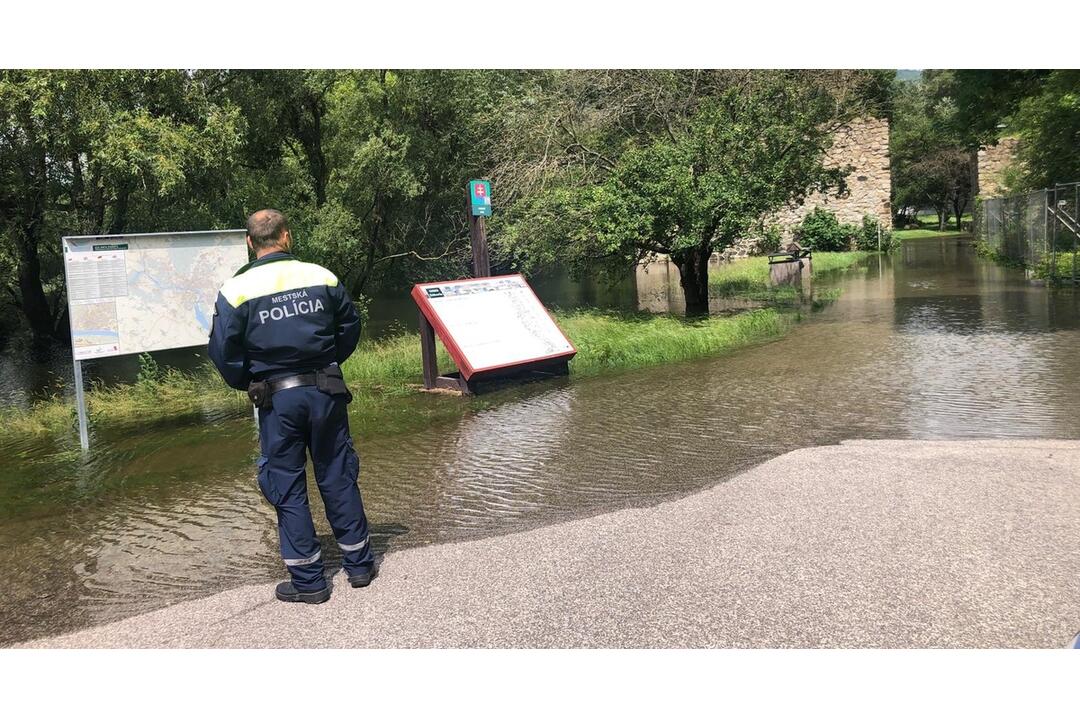 FOTO: Cez víkend budú Bratislavu bičovať búrky. Takto vyzerali zásahy hasičov a policajtov naposledy, foto 6
